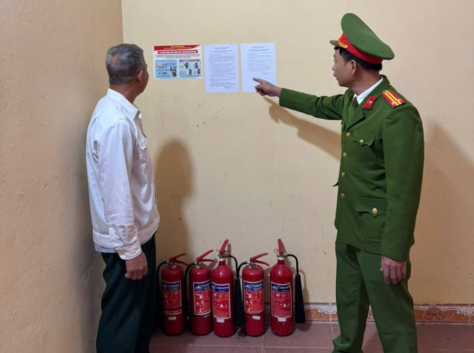 Công an xã Thượng Hồng tăng cường kiểm tra, bảo đảm an toàn phòng cháy, chữa cháy tại các điểm bỏ phiếu.